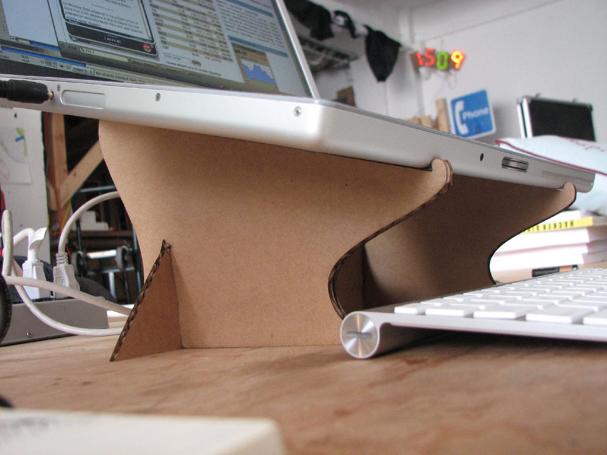 Suporte para laptop com design de engrenagem steampunk