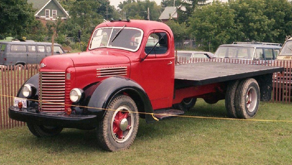 Caminhao Internacional K6 com carroceria plana 1941 (1/72)