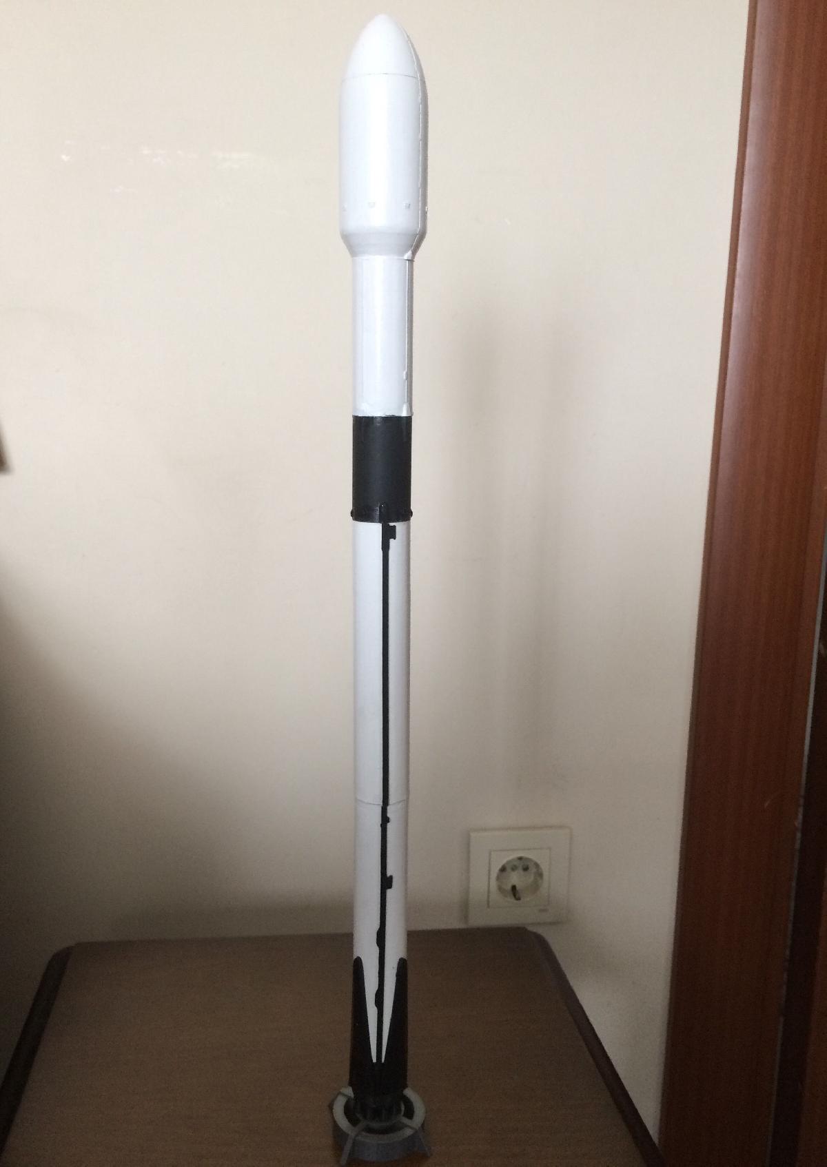 Modelo em escala 1/144 do Falcon 9 Block 5 da SpaceX impresso em 3D