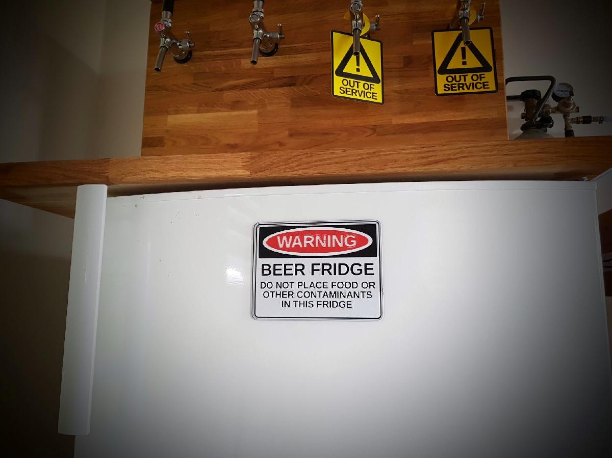 Geladeira de cerveja com aviso