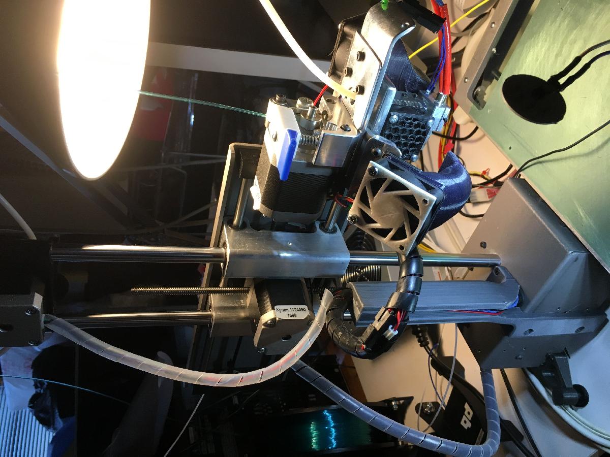 O Printrbot Simples Metal Quimerico: Um upgrade completo de extrusora dupla usando o sistema compacto dual v6 Chimera da E3D