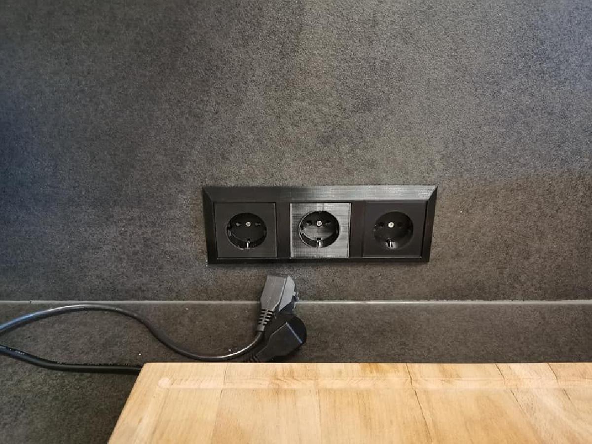 Moldura de cobertura de tomadas + Tomada tripla