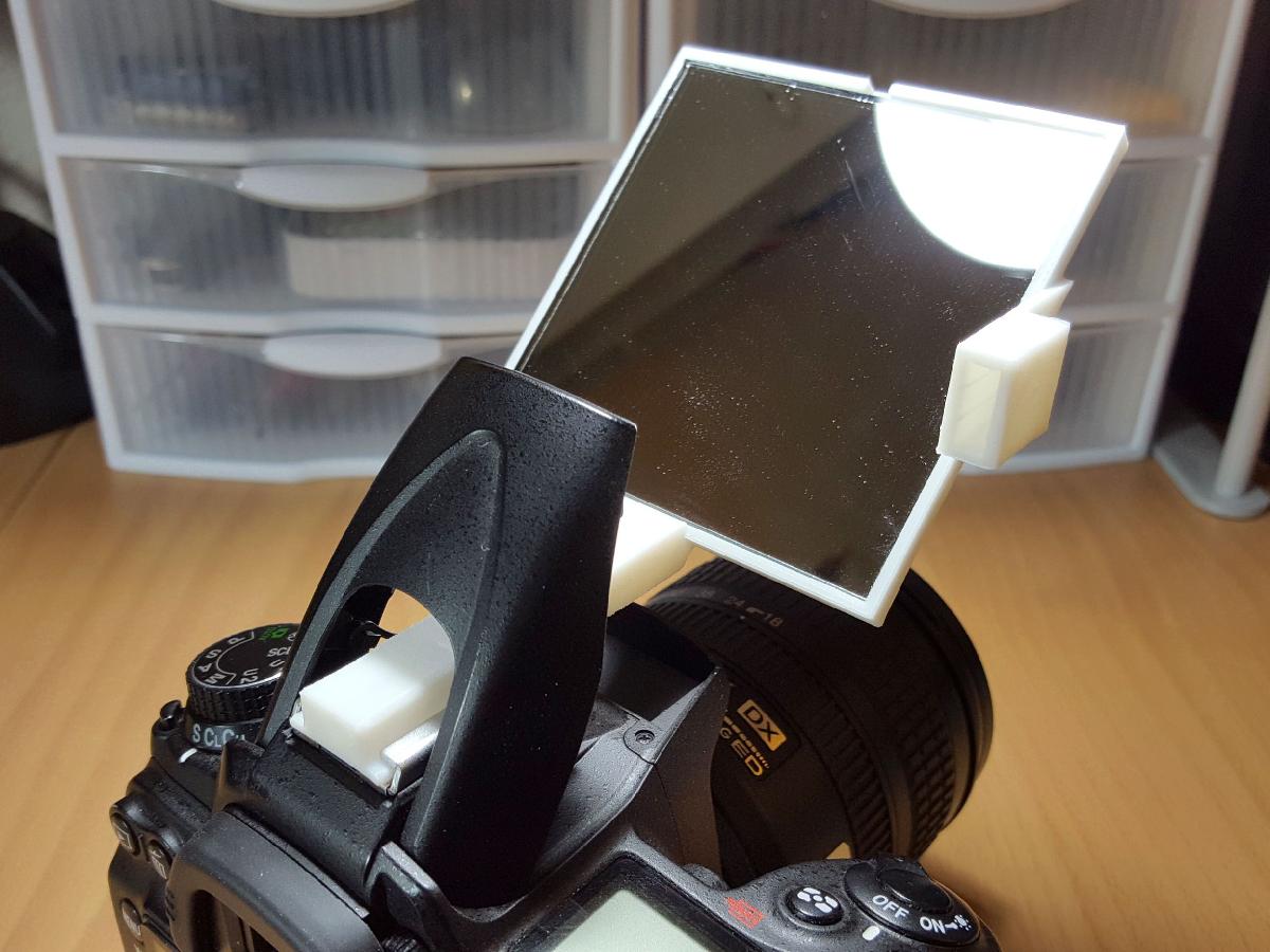 Flash embutido com rebote em espelho de DSLR