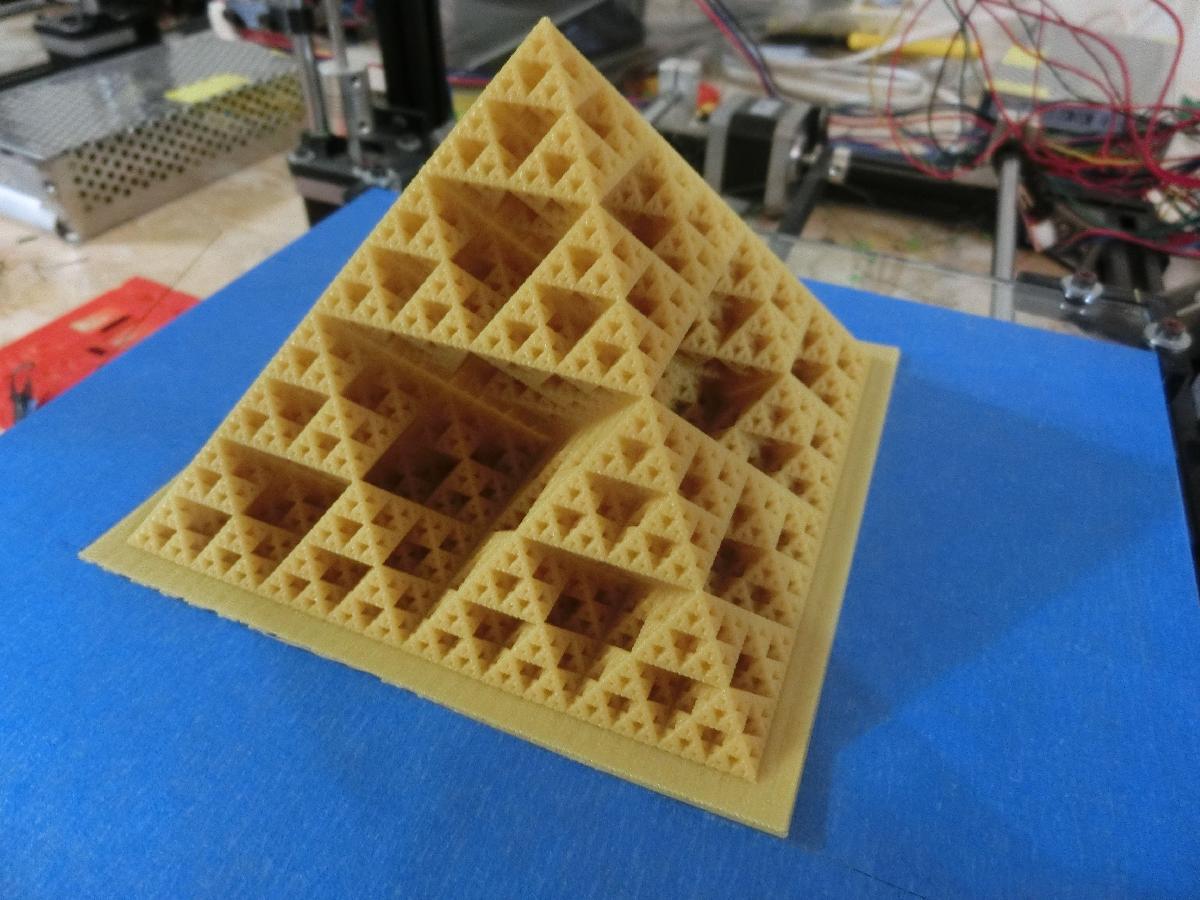 Pirâmide fractal com seção transversal contínua