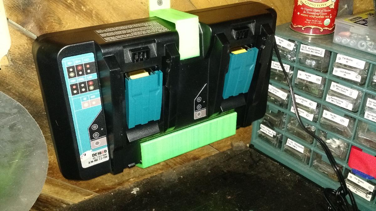 suporte para carregador duplo makita   DC18RD