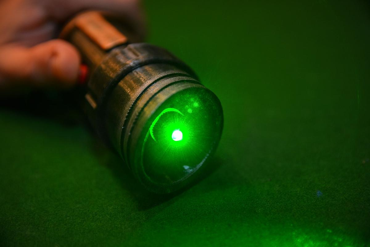 Sabre de luz com laser funcional e componentes internos