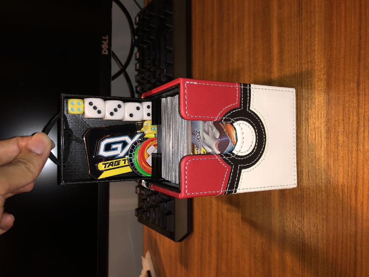 Caixa de Cartas com Divisoria e Gaveta para Dados Alcove Flip para Pokemon TCG, Magic the Gathering MTG