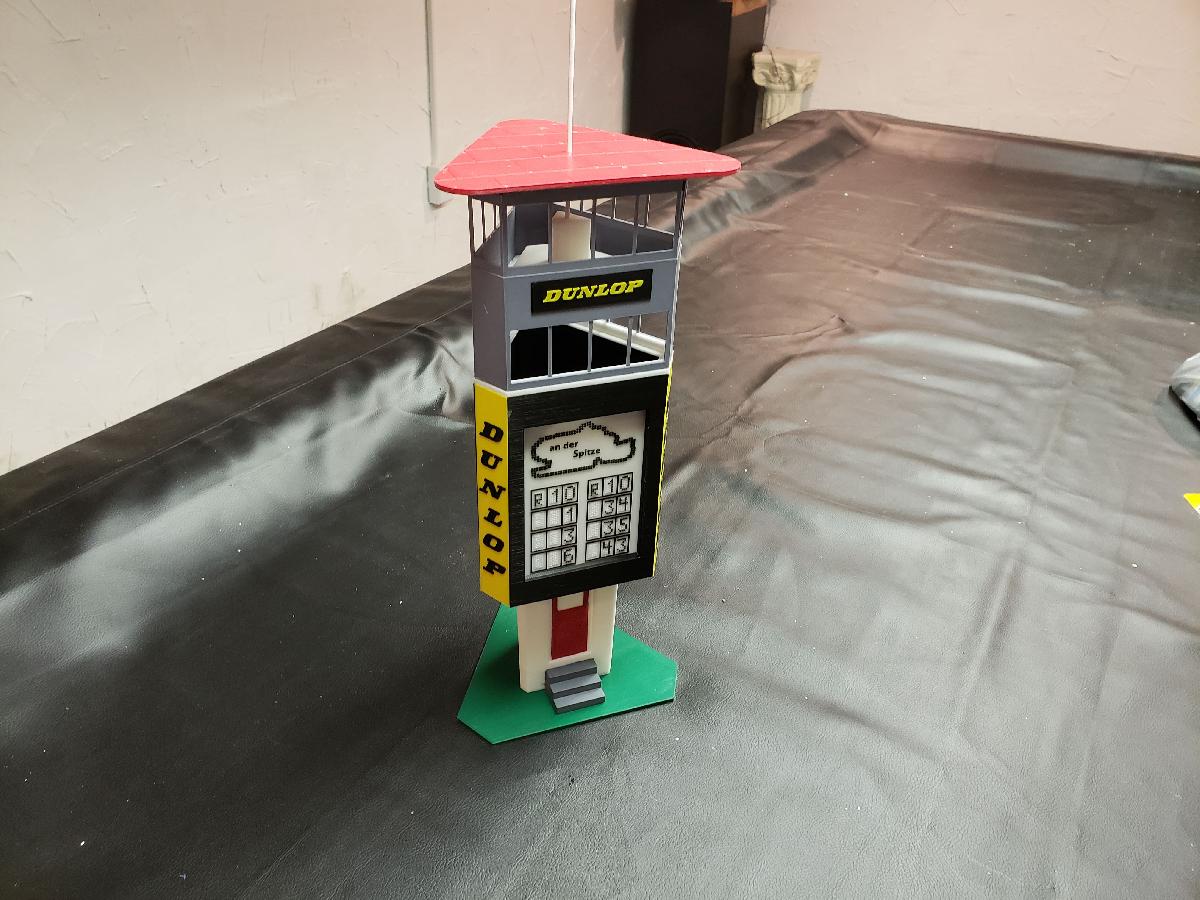 Recriacao em escala 1/32 da Dunlop Turm de Nurburgring dos anos 1960.