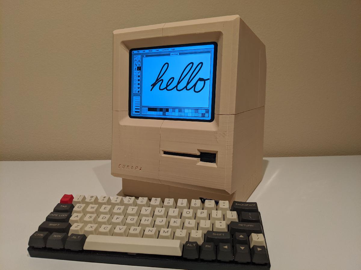 Computador Retro Estilo Macintosh em Tamanho Real (Europa)