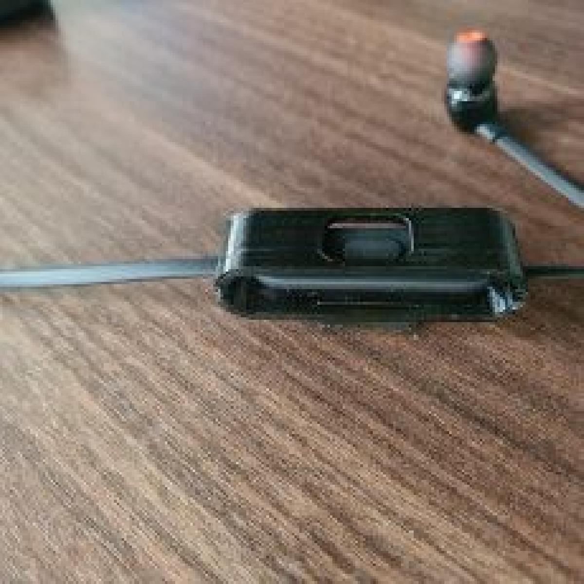 JBL Tune 125BT clipe de microfone