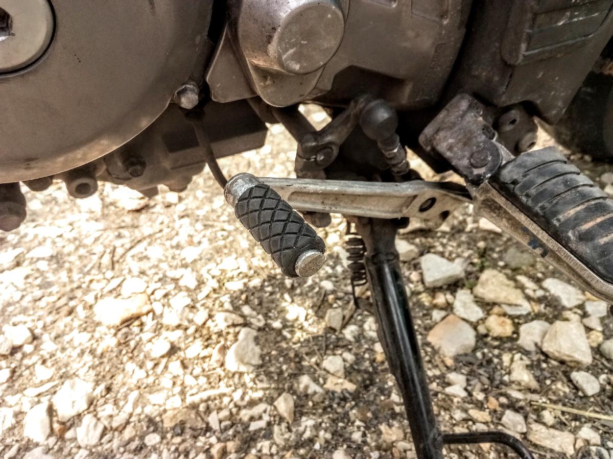 Substituicao do borracha da alavanca de cambio da Suzuki DL650 V Strom