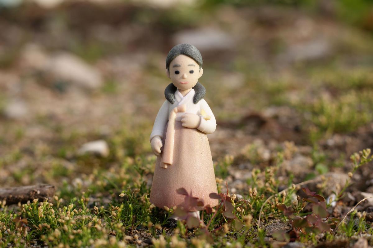 Menina de saia azul marinho (menina arttoy)