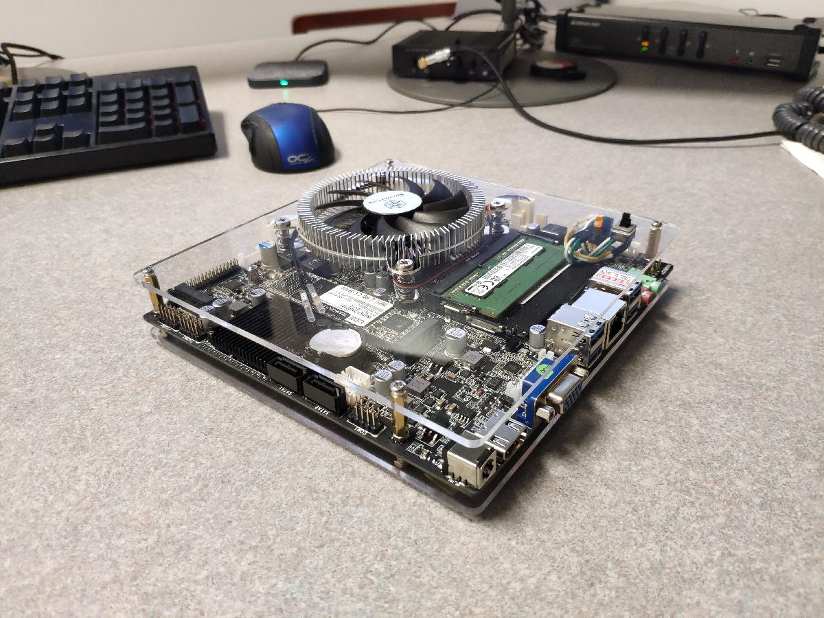 Gabinete Mini ITX fino basico