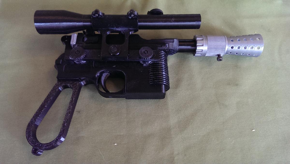 Mauser C96 modelo com supressor de flash e luneta