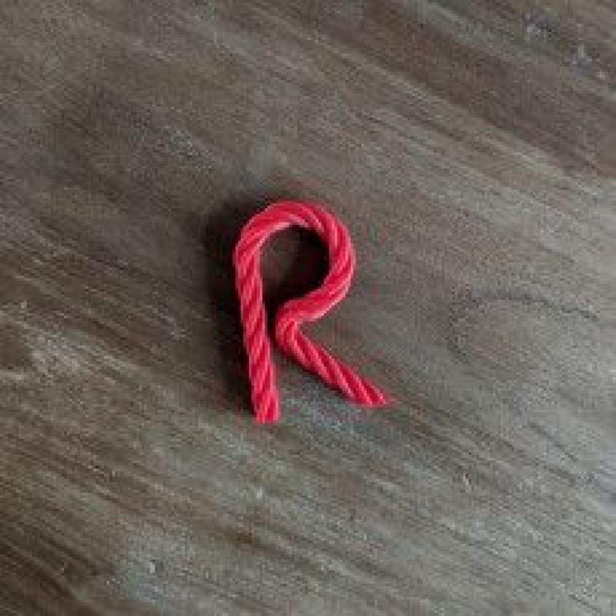 Letra R trancada