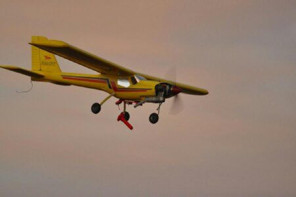 Lancamento de bomba de aviao RC