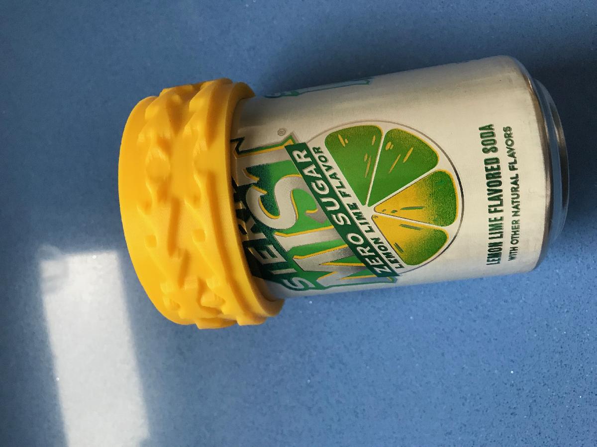 borda do vaso de flor de lata de refrigerante