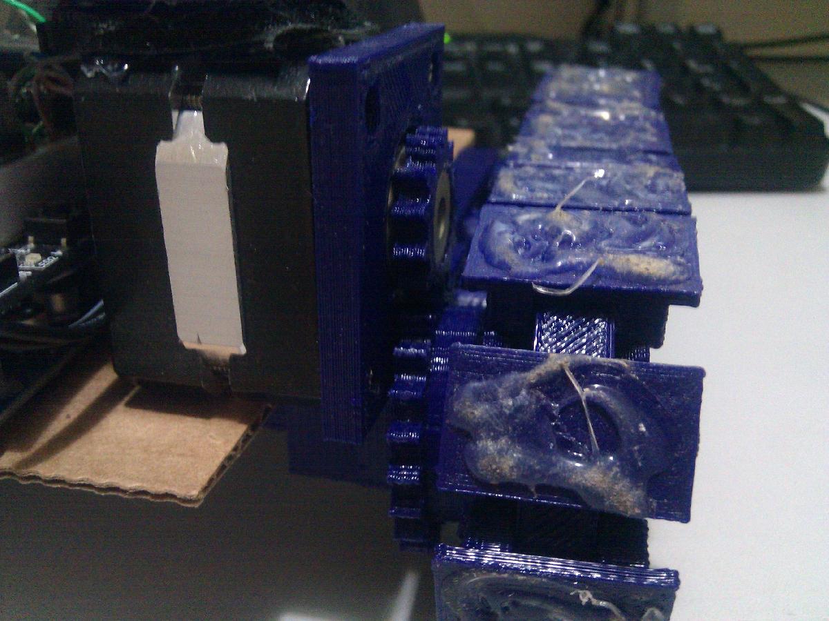 Plataforma de tanque acionada por motor de passo para veiculo operado remotamente