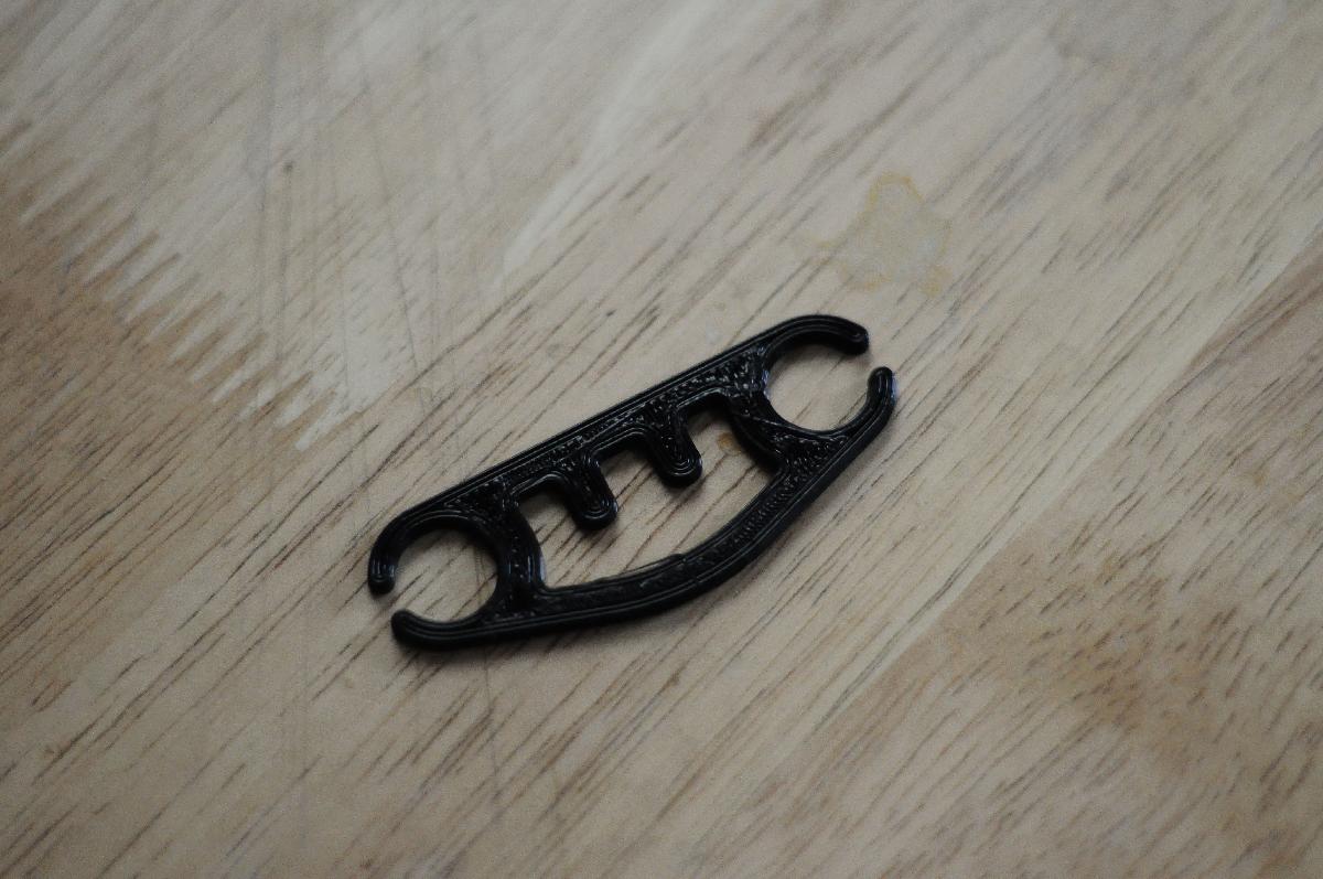 Enrolador de cabo com recorte