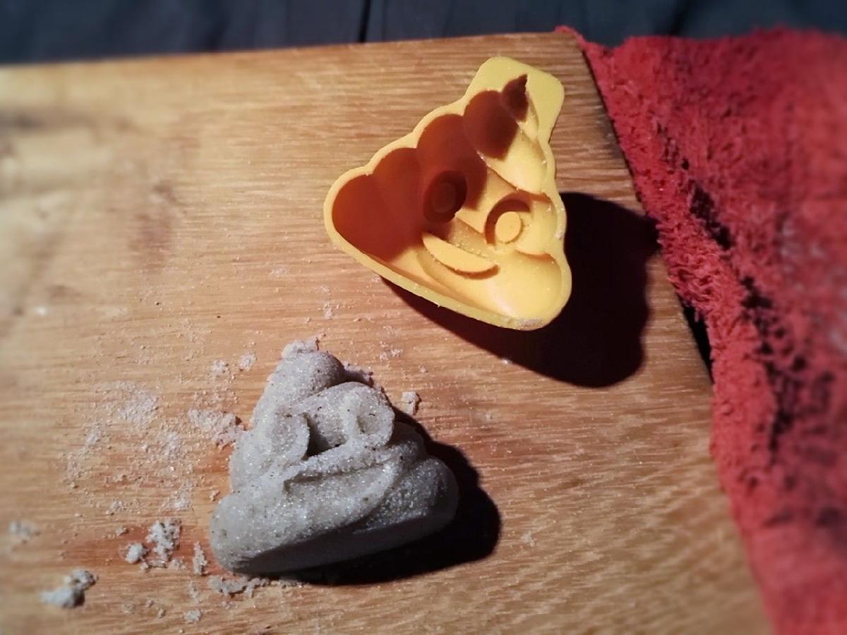 Pilha de bolo Poo Emoji / biscoito / molde de areia