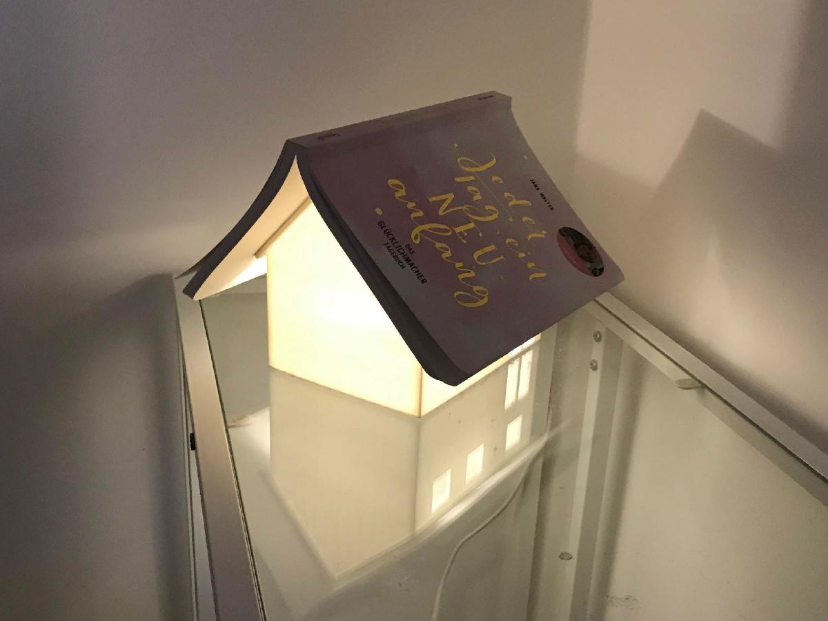 Luminaria de suporte para livros