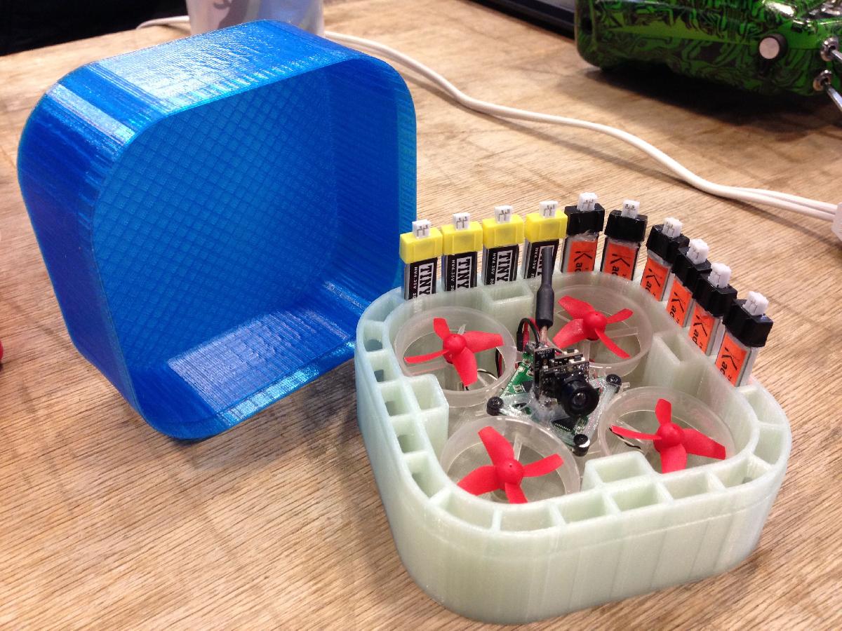 Mais um estojo e suporte de bateria para Tiny Whoop