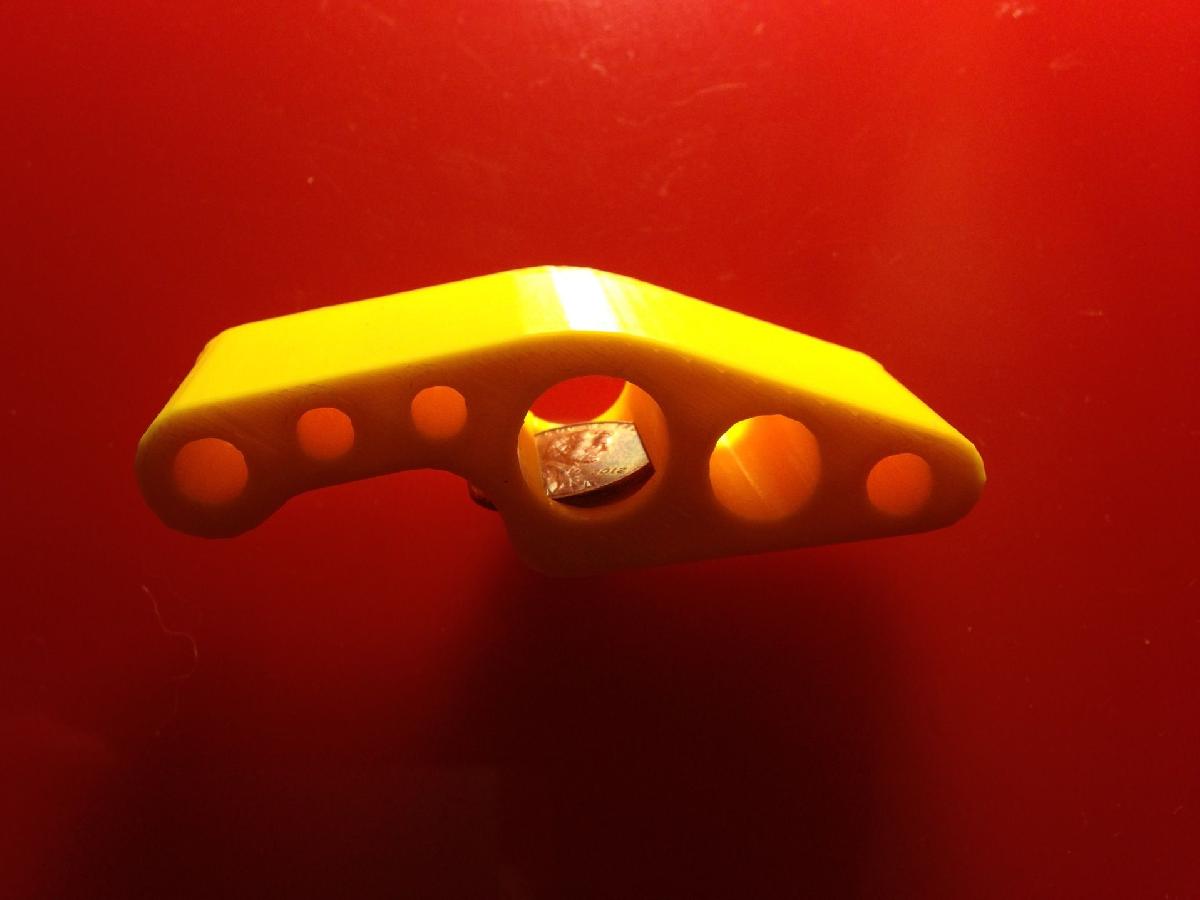 Abridor de garrafas de moeda furado