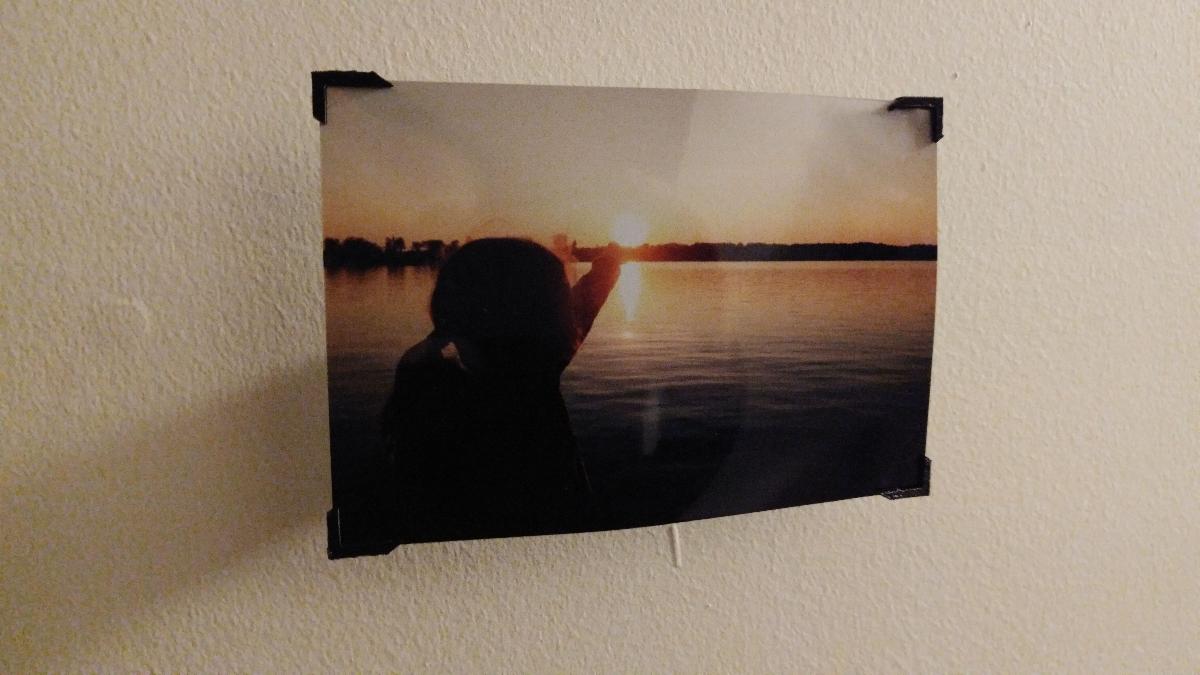 Moldura de foto flutuante com cantos adesivos