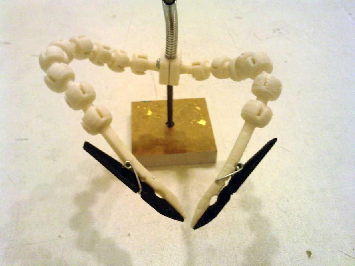 Mao amiga com prendedores de roupa