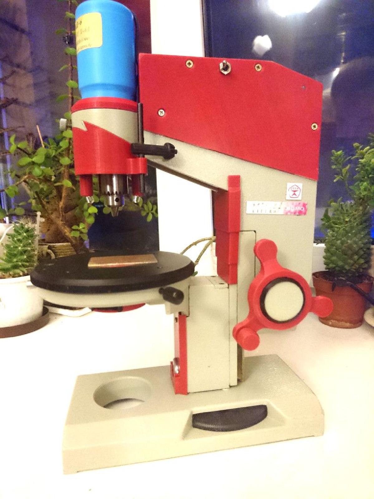 Furadeira de coluna (de base de microscopio antiga)