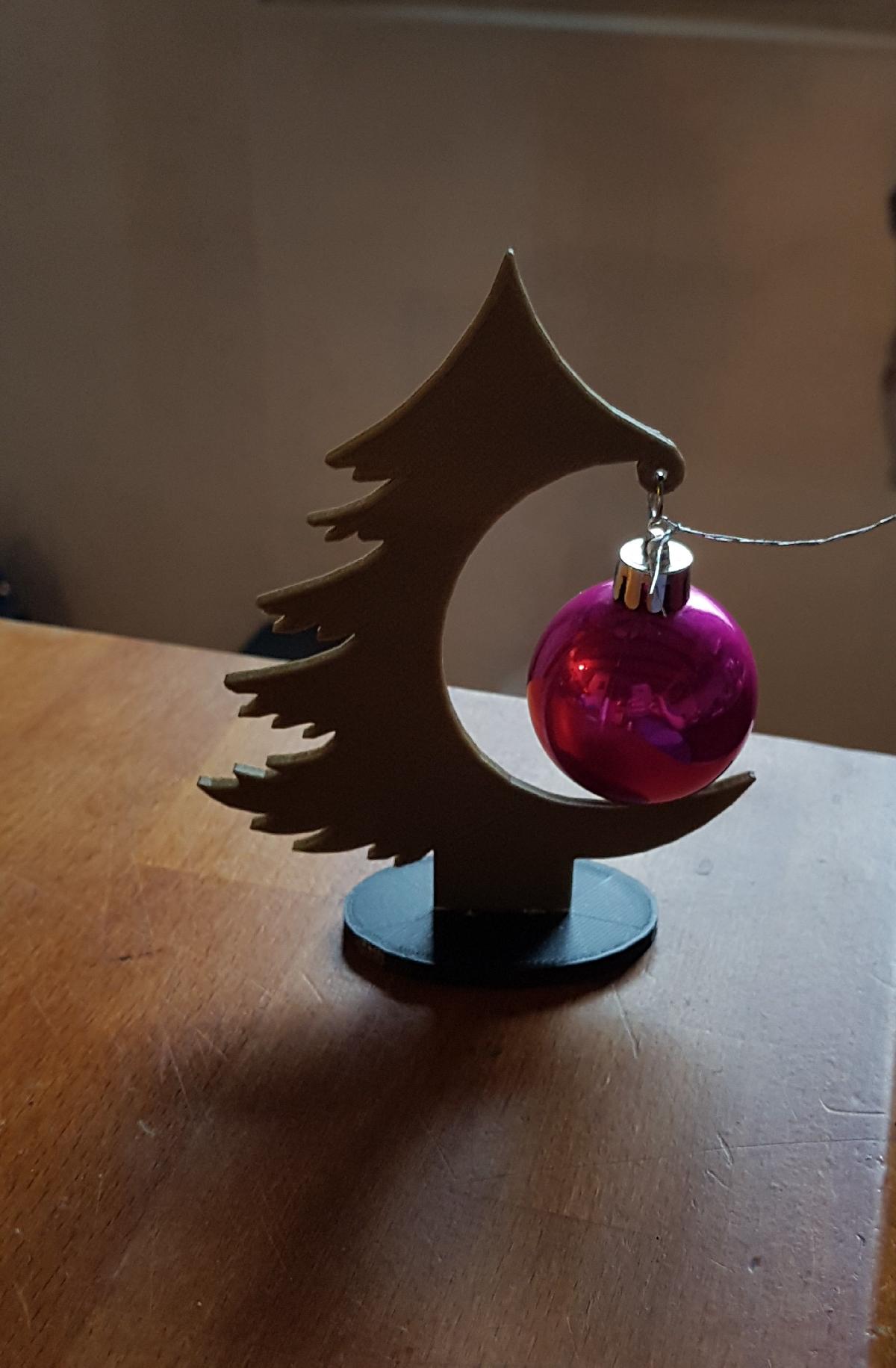 minha bela arvore de natal e suas bolas decorativas