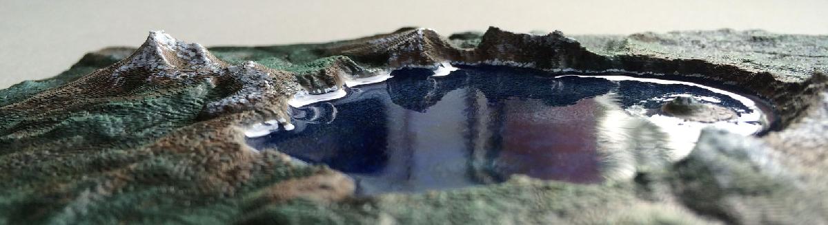 Lago da cratera, Oregon   com leito do lago