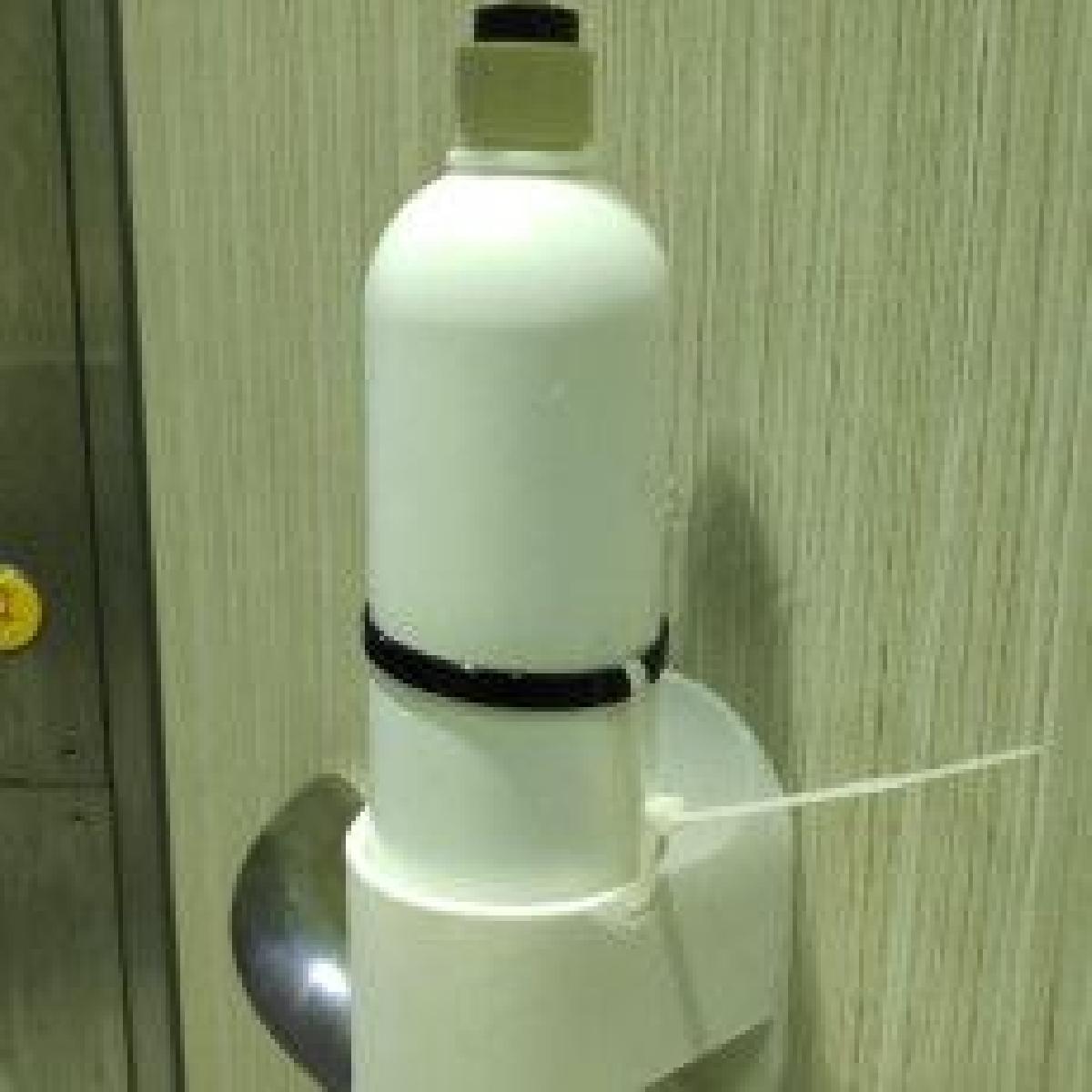 Suporte para desinfetante para as mãos no elevador