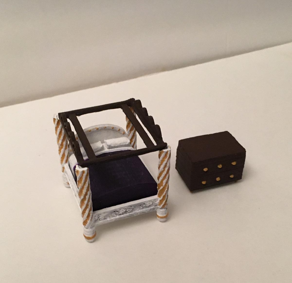 Cama com dossel em miniatura com comoda