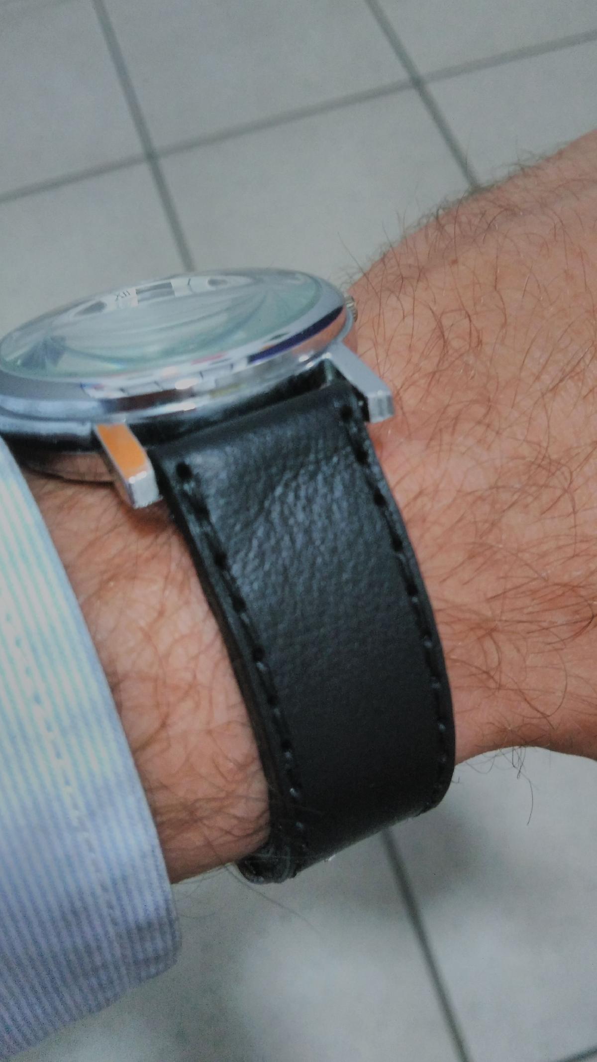 Pulseira de relogio de couro cortada a laser com forro, furos de costura pre cortados e sulco gravado