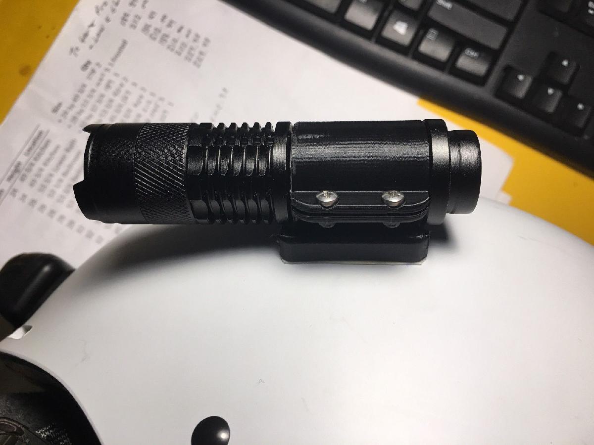 Suporte para capacete de mini lanterna