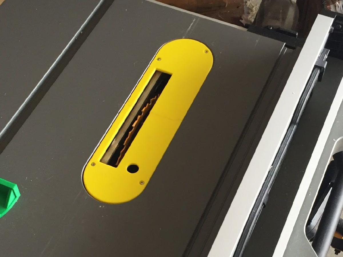 Placa de garganta para dado da serra de mesa Dewalt