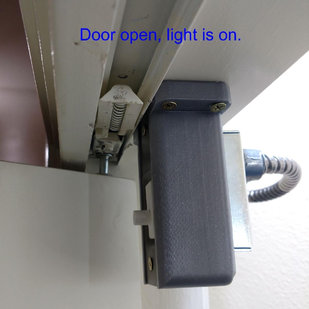 Suporte para usar o interruptor de batente na porta de armario dobravel.