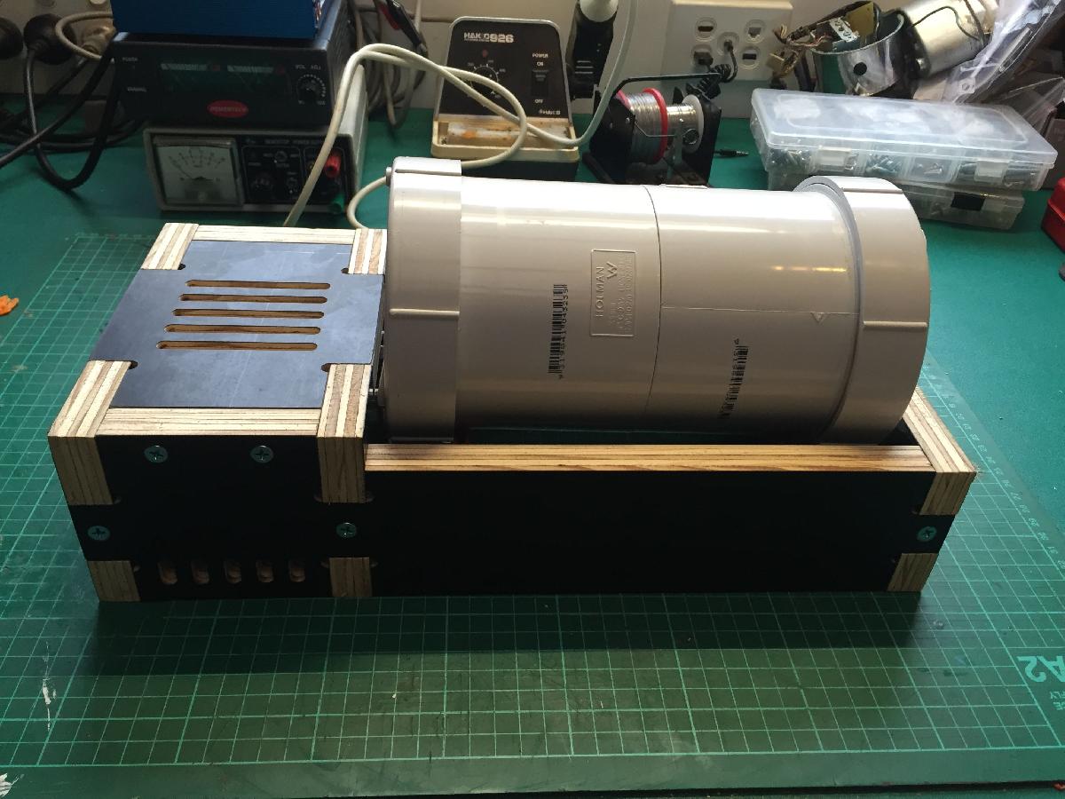 tumbler de rocha com estrutura CNC