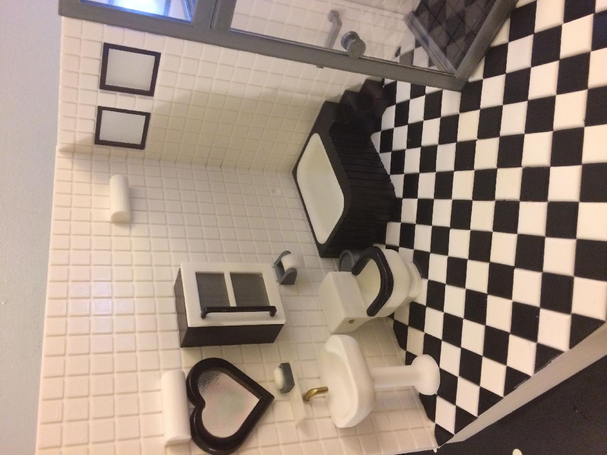 Moldura de janela em miniatura e moldura de espelho (banheiro)