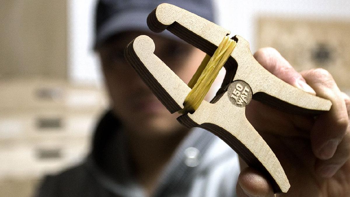 Compensado de madeira cortado a laser com grampo