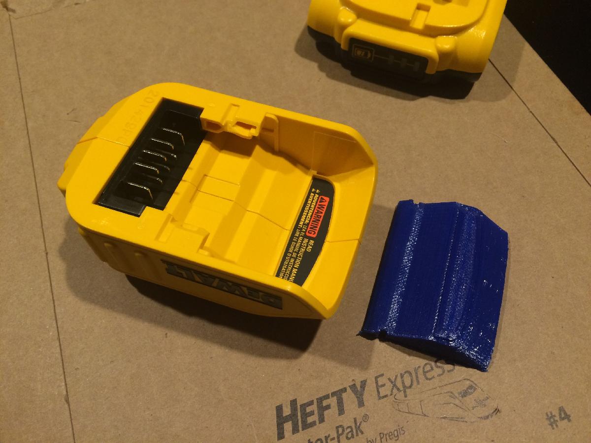 Inserção de bloqueio positivo do adaptador USB DeWalt