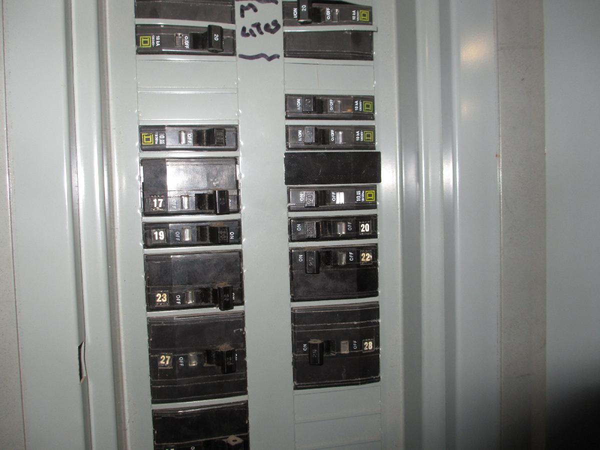 Espaco Vazio da Caixa de Fusiveis/ Disjuntor Plugue