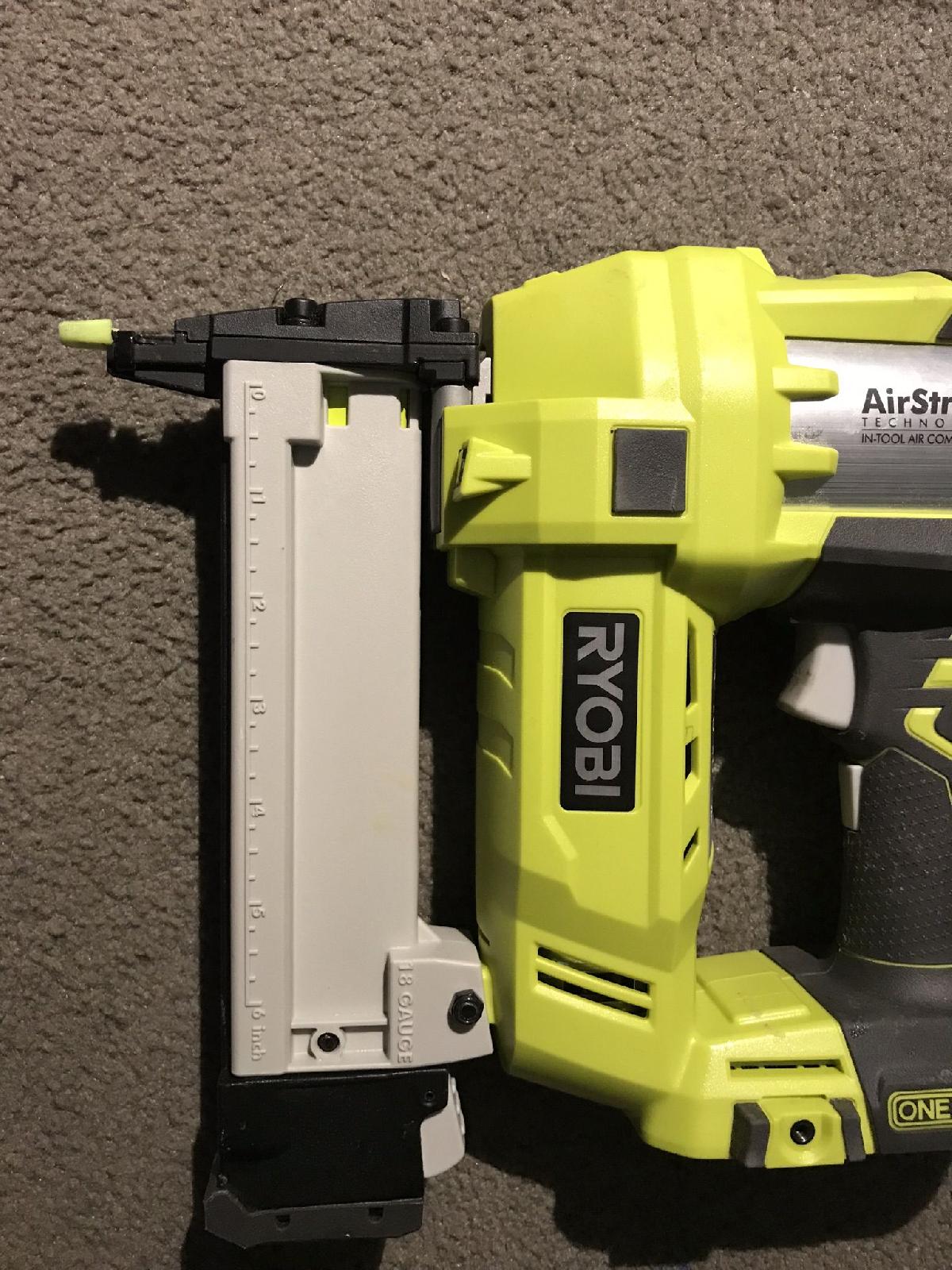 Grampeador Ryobi Sem almofada de mar