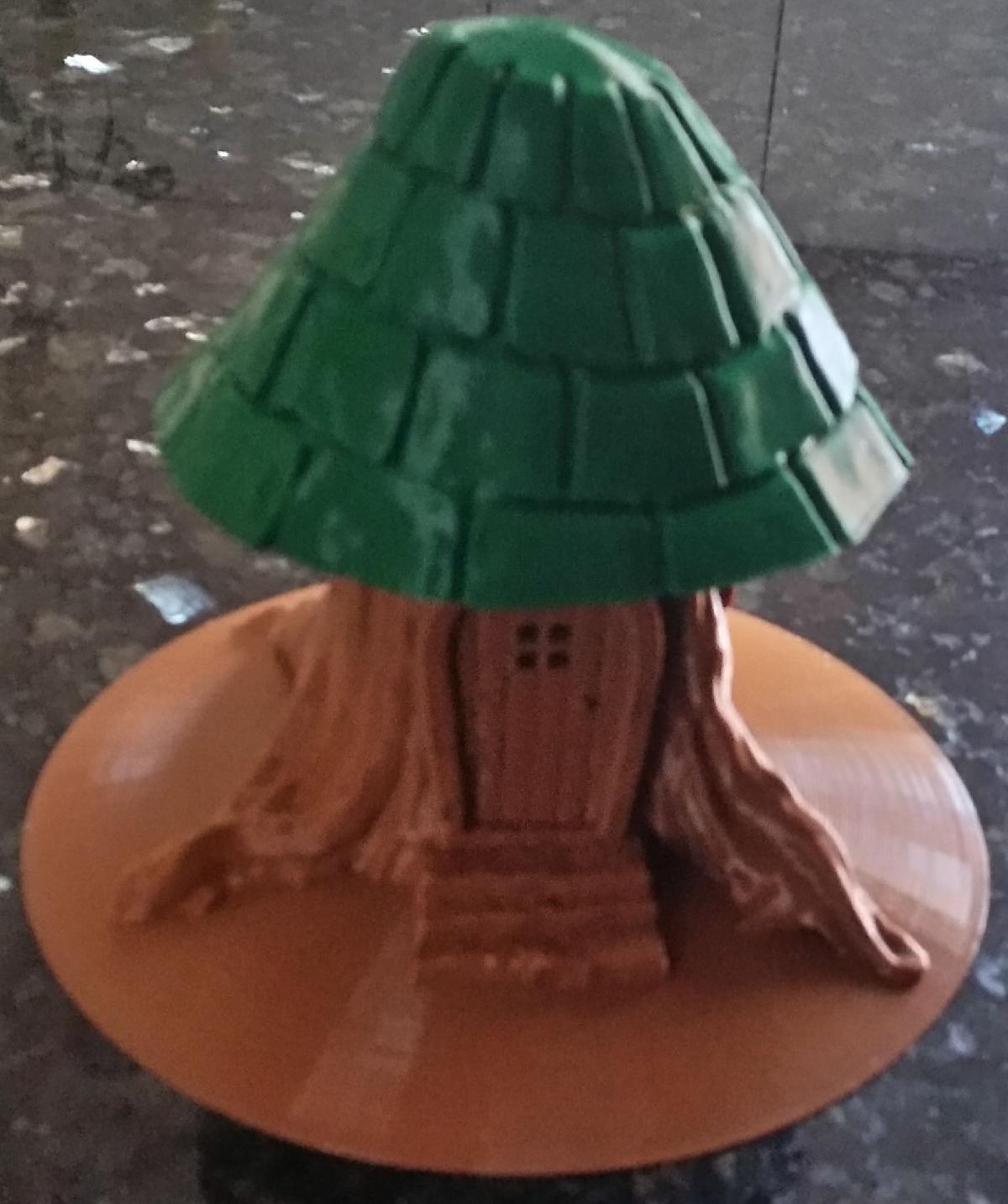 Casa de toco de arvore com vela de cha