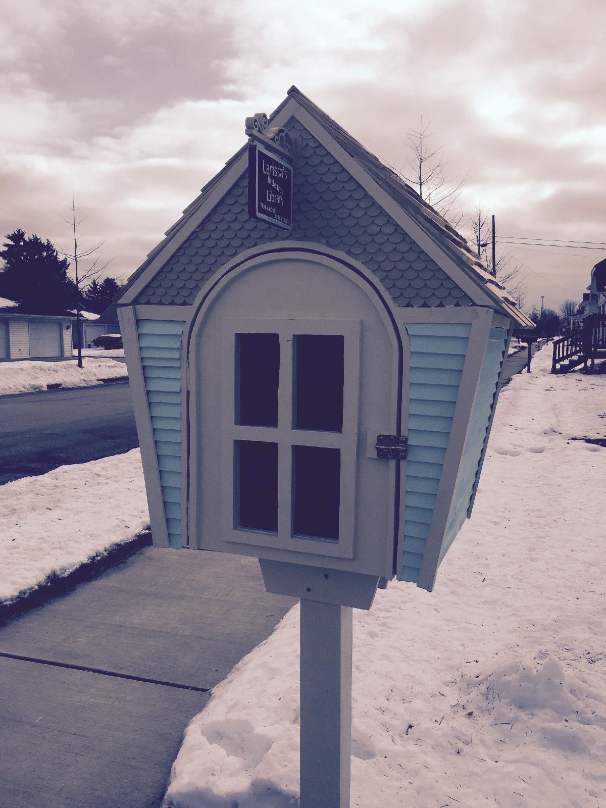 Pequena Biblioteca Livre   Tapume de Escala / Sinal de Suspensão
