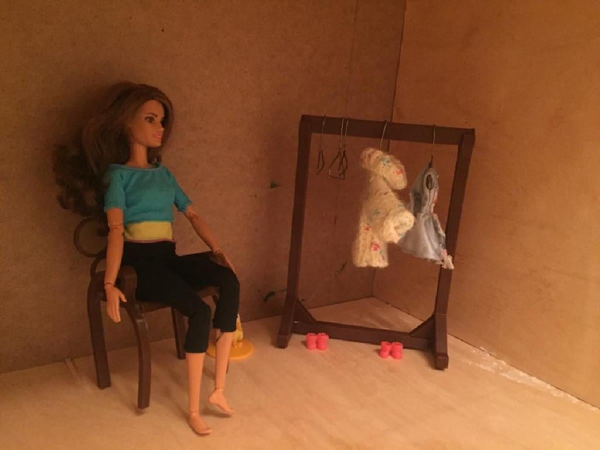Moveis de boneca. Suporte para cabides.
