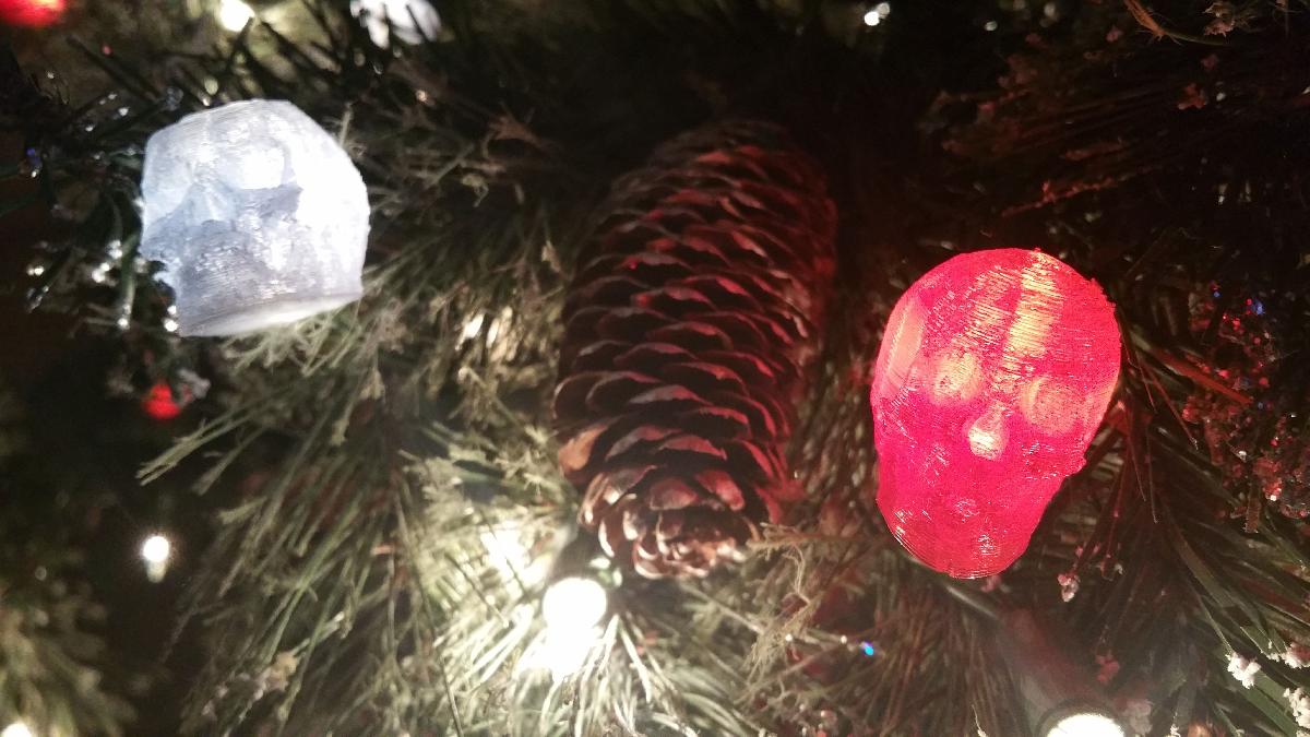 Luzes de Natal e capas de lampadas em forma de caveira
