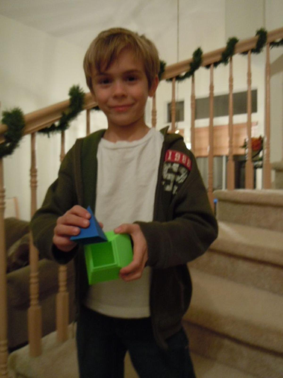 Caixa de armazenamento em forma de piramide