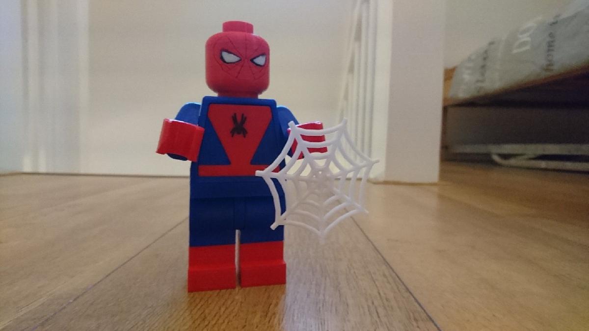 Torso abstrato estilo Lego para o Homem Aranha gigante Lego